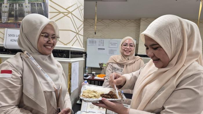 MEAL TEST - Petugas Penyelenggara Ibadah Haji (PPIH) Arab Saudi 2026 melakukan meal test atau uji coba makanan sebelum dibagikan kepada jemaah haji di Madinah, Kamis (23/4/2026).