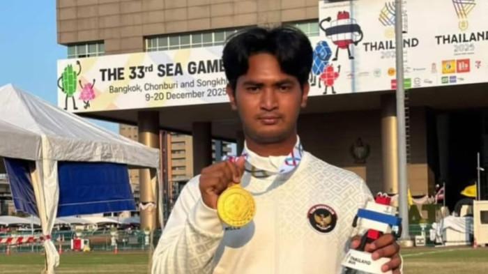 MEDALI EMAS - Pemanah recurve Indonesia Ahmad Khoirul Baasith