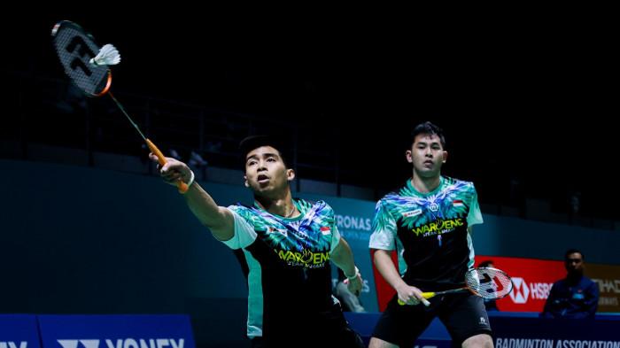 MELAJU KE BABAK KEDUA - Pebulutangkis ganda putra Indonesia, Sabar Karyaman Gutama/Moh Reza Pahlevi Isfahani memastikan tiket ke babak 16 besar atau babak kedua Malaysia Open 2026 setelah mengalahkan sesama wakil Indonesia, Raymond Indra/Nikolaus Joaquin dengan skor 21-18, 21-9 di Axiata Arena, Kuala Lumpur, Rabu (7/1/2026).