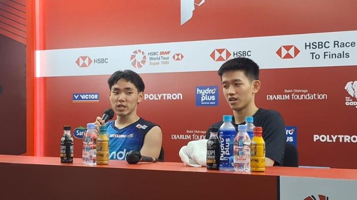 MELAJU KE SEMIFINAL - Pebulutangkis ganda putra Indonesia, Raymond Indra/Nikolaus Joaquin, berhasil memastikan tempat di babak semifinal Polytron Indonesia Open 2026 setelah mengalahkan wakil Jepang, Takuro Hoki/Yugo Kobayashi, di Istora Senayan, Jakarta, Jumat (5/6/2026). Dalam pertandingan yang berlangsung ketat dan menguras tenaga, Raymond/Joaquin meraih kemenangan melalui rubber game dengan skor 21-16, 22-24, 21-18. Tribunnews/Abdul Majid