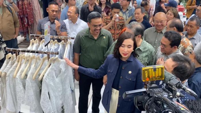 MENTERI DI PIM - Empat menteri Kabinet Merah Putih menyambangi Pondok Indah Mall (PIM) 1, Jakarta Selatan, Jumat (26/12/2025), untuk meninjau langsung pelaksanaan program diskon akhir tahun.