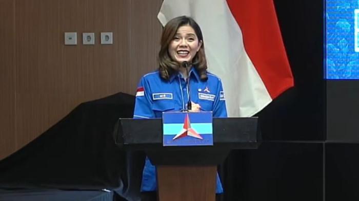 MERRY RIANA DEMOKRAT - Motivator, pengusaha, sekaligus penulis Merry Riana resmi bergabung dengan Partai Demokrat. Bergabungnya Merry Riana ditandai dengan penyerahan Kartu Tanda Anggota (KTA) oleh Ketua Umum Partai Demokrat, Agus Harimurti Yudhoyono (AHY) di Kantor DPP Partai Demokrat, Menteng, Jakarta Pusat, Senin (9/2/2026).