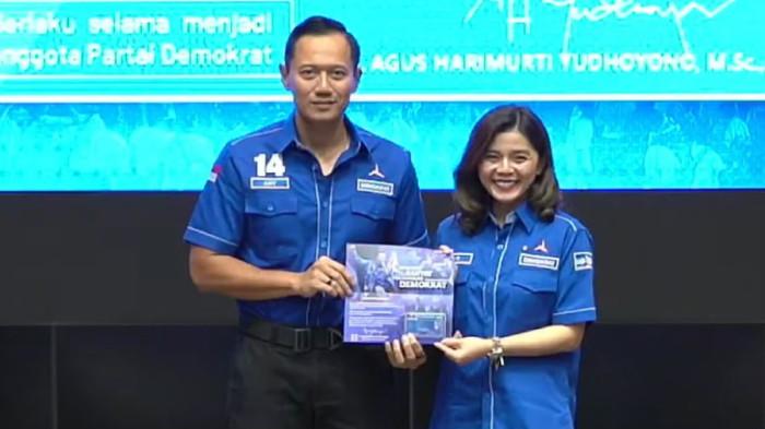 MERRY RIANA DEMOKRAT - Motivator, pengusaha, sekaligus penulis Merry Riana resmi bergabung dengan Partai Demokrat. Bergabungnya Merry Riana ditandai dengan penyerahan Kartu Tanda Anggota (KTA) oleh Ketua Umum Partai Demokrat, Agus Harimurti Yudhoyono (AHY) di Kantor DPP Partai Demokrat, Menteng, Jakarta Pusat, Senin (9/2/2026).