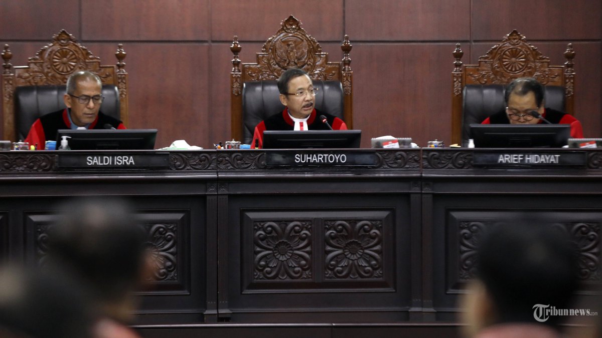 UU HAK CIPTA - Ketua Mahkamah Konstitusi (MK) Suhartoyo (tengah) memimpin sidang pembacaan putusan uji materi Undang-Undang Hak Cipta di Gedung Mahkamah Konstitusi, Jakarta, Rabu (17/12/2025). MK mengabulkan sebagian permohonan sejumlah musisi soal perkara uji materi Undang-Undang Nomor 28 Tahun 2014 tentang Hak Cipta, di antaranya bahwa pihak yang bertanggung jawab membayar royalti pada suatu pertunjukan komersi kepada pemegang hak cipta adalah penyelenggara pertunjukan. TRIBUNNEWS/IRWAN RISMAWAN