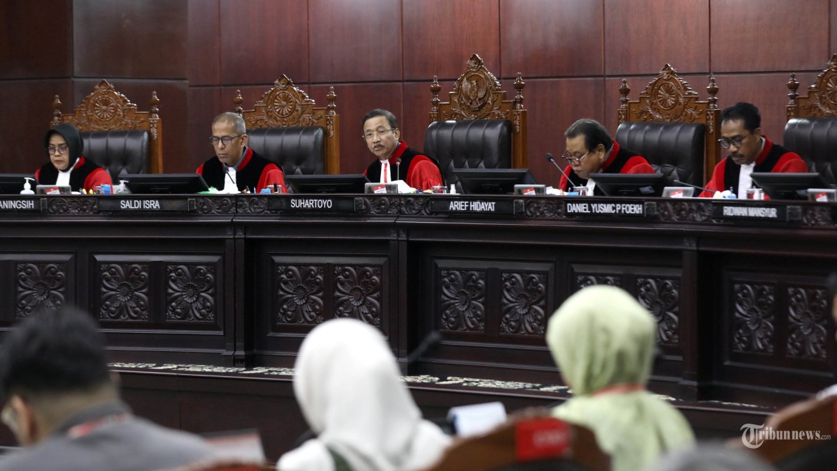 UU HAK CIPTA - Ketua Mahkamah Konstitusi (MK) Suhartoyo (tengah) memimpin sidang pembacaan putusan uji materi Undang-Undang Hak Cipta di Gedung Mahkamah Konstitusi, Jakarta, Rabu (17/12/2025). MK mengabulkan sebagian permohonan sejumlah musisi soal perkara uji materi Undang-Undang Nomor 28 Tahun 2014 tentang Hak Cipta, di antaranya bahwa pihak yang bertanggung jawab membayar royalti pada suatu pertunjukan komersi kepada pemegang hak cipta adalah penyelenggara pertunjukan. TRIBUNNEWS/IRWAN RISMAWAN