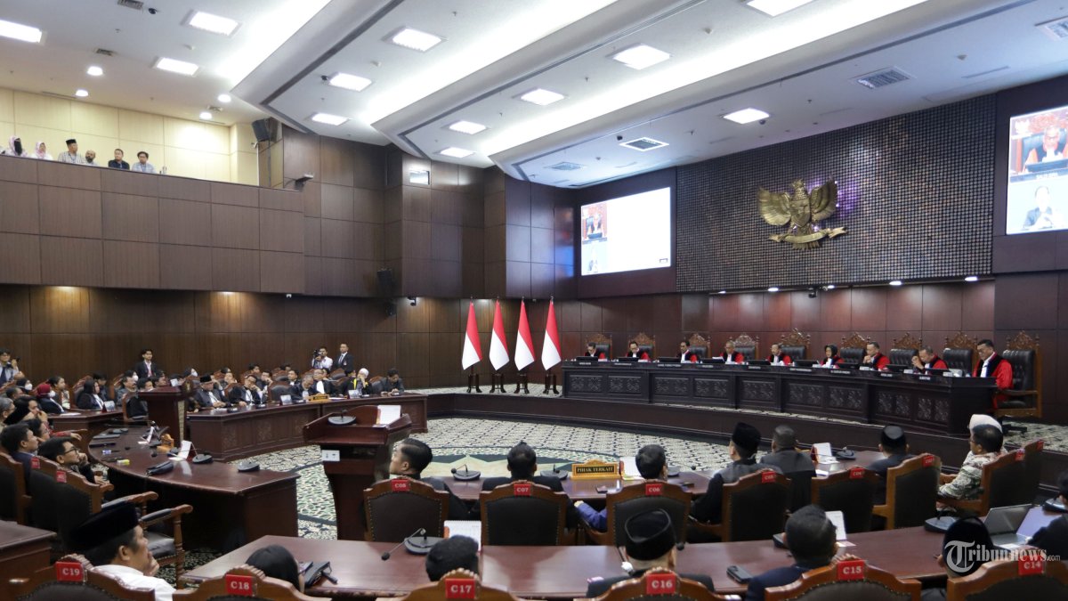 DITOLAK - Suasana sidang pengucapan putusan pengucapan putusan Perselisihan Hasil Pemilihan Umum (PHPU) Pilpres 2024 di Gedung Mahkamah Konstitusi, Jakarta, Selasa (6/10/2026) malam. Majelis Hakim Mahkamah Konstitusi (MK) menyatakan gugatan terkait keabsahan syarat pendidikan Gibran Rakabuming Raka saat menjadi calon wakil presiden (cawapres) pada Pilpres 2024 yang diajukan Denny Indrayana dan kawan-kawan (dkk), tidak dapat diterima atau ditolak. TRIBUNNEWS/IRWAN RISMAWAN