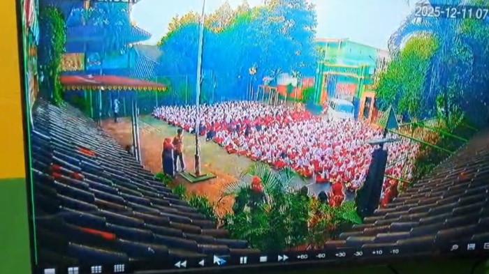 MOBIL MBG TABRAK SISWA SD - Rekaman CCTV detik-detik mobil pengangkutan Makanan Bergizi Gratis (MBG) menabrak sejumlah siswa SDN 1 Kalibaru, Jakarta Utara yang sedang berkegiatan di halaman sekolah, Kamis (11/12/2025) pagi. (Istimewa)