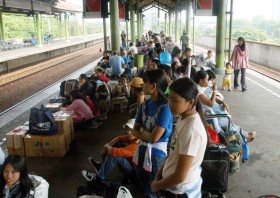 Stasiun Gambir Terus Dibanjiri Ribuan Pemudik