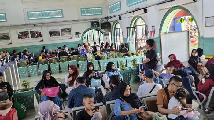 MUDIK LEBARAN - Suasana padatnya pemudik di Stasiun Pasar Senen, Jakarta Pusat, pada Sabtu (14/3/2026) siang.
