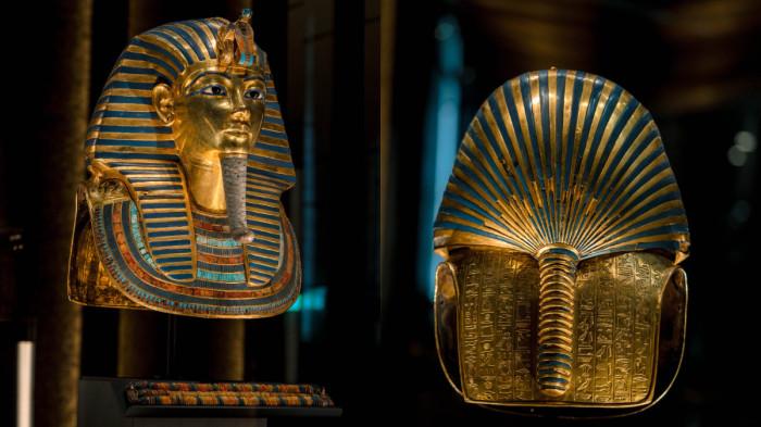 MUSEUM BESAR MESIR - Foto diambil dari Facebook Grand Egyptian Museum, Rabu (5/11/2025). Topeng emas Firaun Tutankhamun yang dipamerkan di The Grand Egyptian Museum.