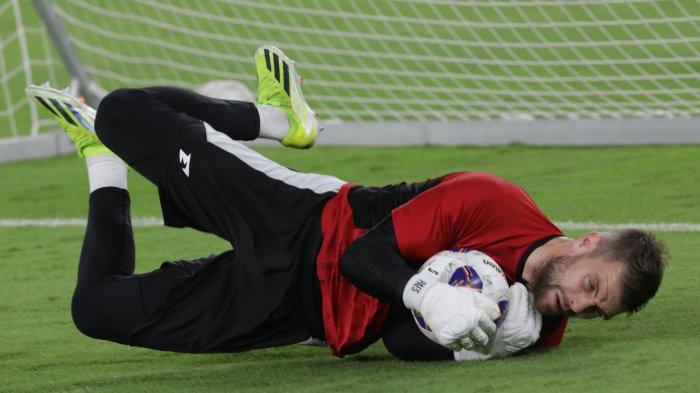 LATIHAN TIMNAS - Pesepakbola Timnas Indonesia Maarten Paes melakukan latihan jelang pertandingan Timnas Indonesia melawan Bahrain dalam babak kualifikasi Piala Dunia 2026 Zona Asia di Stadion Utama Gelora Bung Karno, Senayan, Jakarta, Senin (24/3/2025). TRIBUNNEWS/IRWAN RISMAWAN