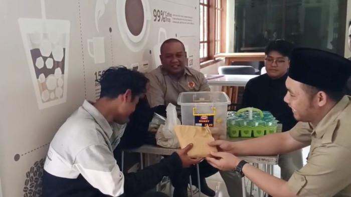 BANTUAN PRESIDEN - Mahasiswa Universitas Garut, Januari Yusuf Ibrahim, menerima bantuan biaya wisuda dari relawan Bantuan Presiden di Garut, Jawa Barat, Kamis (20/11/2025). Ia berjualan gorengan keliling kampus demi kuliah, hingga perjuangannya mengetuk perhatian Presiden Prabowo Subianto.