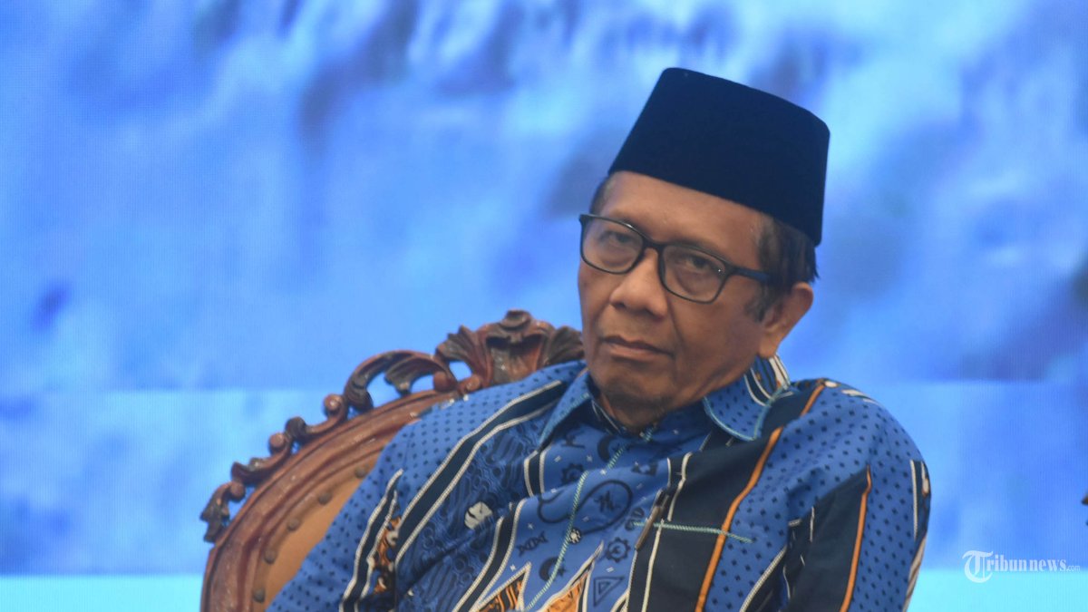 HALAQAH NASIONAL - PProf. Dr. Mohammad Mahfud MD menghadiri acara Majelis Halaqah Nasional yang digelar Majelis Permusyawaratan Pengasuh Pondok Pesantren Indonesia (MP3I) Pusat di Aula KH M Yusuf Hasyim, Pondok Pesantren Tebuireng, Jombang, Jawa Timur, Rabu (26/8/2026) malam. Kegiatan itu mengusung tema ???Pesantren dan Masa Depan???. SURYA/AHMAD ZAIMUL HAQ