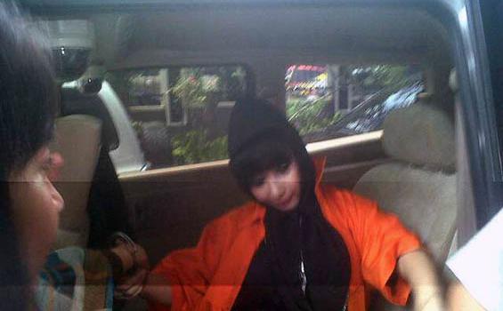 Berkerudung, Malinda Dee Datangi Kajari Jakarta Selatan