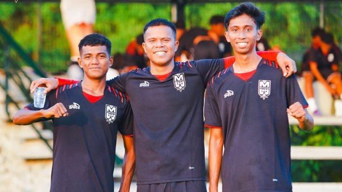 LATIHAN MALUT - Kapten Malut United Manahati Lestusen bersama para pemain muda dari Elite Pro Academy (EPA) di sesi latihan tim senior Malut United menjelang kompetisi Liga 1 2025/2026, Rabu (2/7/2025). (Instagram Malut - 2/7/2025)
