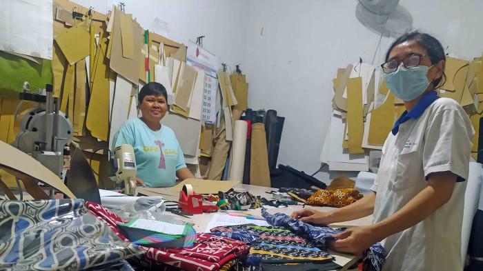 TAS ETNIK - Ririn (47) dan Yuni (53), ibu-ibu yang diberdayakan dalam pembuatan tas etnik di Mamnich, Usaha Mikro, Kecil, dan Menengah (UMKM) pembuatan tas etnik di Jalan Merbabu Raya, Kelurahan Mojosongo, Kecamatan Jebres, Kota Surakarta, Jawa Tengah.