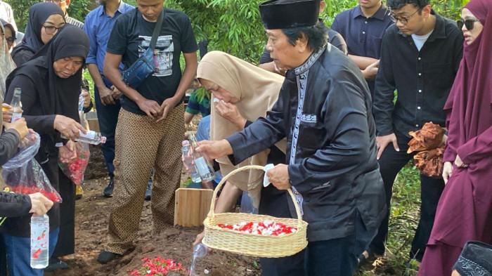 DUKA MANSYUR S - Momen pedangdut Mansyur S menaburkan bunga di pusara sang istri Rosidah di Makam Ambu Kompleks Makam Pangeran Jayakarta, Jatinegara, Jakarta Timur.