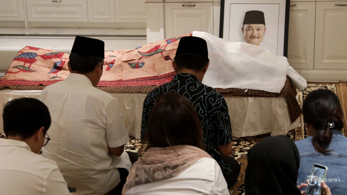 ALEX NOERDIN MENINGGAL - Kerabat berdoa di dekat jenazah Mantan Gubernur Sumatera Selatan, Alex Noerdin saat disemayamkan di Jakarta, Rabu (25/2/2026). Alex Noerdin meninggal di usia 76 tahun karena sakit di Rumah Sakit Siloam Semanggi, Jakarta. TRIBUNNEWS/IRWAN RISMAWAN