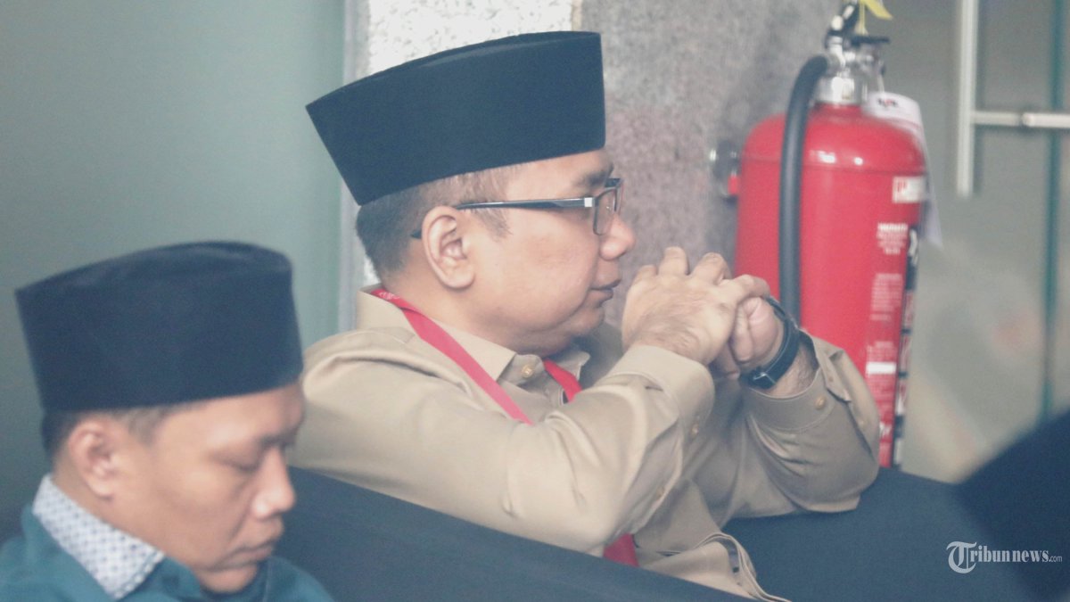 PEMERIKSAAN YAQUT CHOLIL - Mantan Menteri Agama Yaqut Cholil Qoumas tiba untuk menjalani pemeriksaan di Gedung Merah Putih KPK, Jakarta, Selasa (16/12/2025). Yaqut Cholil Qoumas dimintai keterangan sebagai saksi terkait kasus dugaan korupsi kuota haji untuk penyelenggaraan ibadah haji tahun 2023-2024. TRIBUNNEWS/IRWAN RISMAWAN
