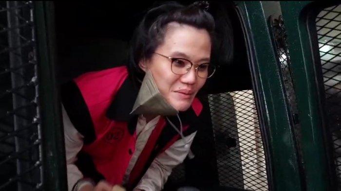 TERSANGKA KASUS SUAP CPO - Tersangka kasus perintangan penyidikan Marcella Santoso membantah telah membuat konten isu mengenai Rancangan Undang-Undang (RUU) TNI dan Indonesia Gelap. Hal itu disampaikan di Gedung Bundar Kejaksaan Agung, Jakarta Selatan, Rabu (18/6/2025) sore.