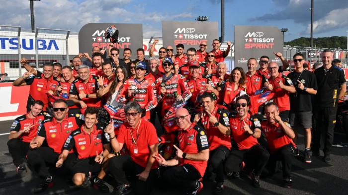MARQUEZ DAN BAGNAIA - Foto Bersama Pecco Bagnaia dan Marc Marquez bersama jajaran tim Ducati Lenovo di Sirkuit Motegi, Jepang, dalam gelaran MotoGP Jepang 2025, pada 27 September 2025. (Foto: Laman MotoGP)