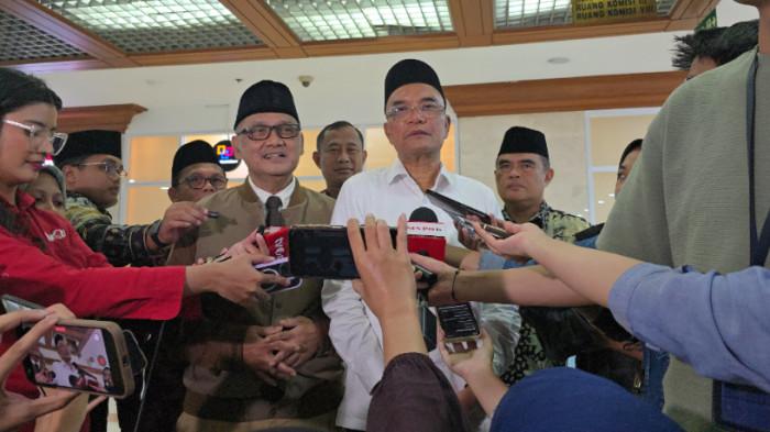 PERSIAPAN HAJI 2026 - Ketua Komisi VIII DPR RI Marwan Dasopang (kanan-kemeja putih) dan Menteri Haji dan Umrah RI Mochammad Irfan Yusuf (kiri) di Kompleks Parlemen, Senayan, Jakarta, Selasa (23/12/2025). Keduanya memberikan keterangan terkait rapat membahas persiapan penyelenggaraan Haji 2026.