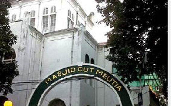 Ribuan Kotak Makanan Gratis untuk Buka Puasa di Masjid