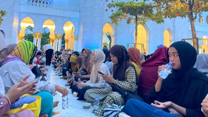 MASJID ZAYED SOLO - Masjid Zayed Solo bagikan 14 ribu paket buka puasa tiap hari selama Ramadan. Libatkan UMKM lokal dan sistem distribusi rapi tanpa antre panjang.