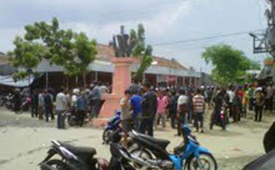 Massa Desa Agom Dilengkapi Senjata Tajam