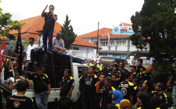 Massa Pro-Aceng Dikejar Massa Kontra