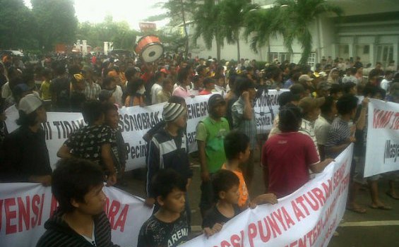 Massa Pro-Nurdin Ambil Alih Kantor PSSI