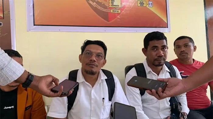 KASUS PENGEROYOKAN KEPALA KUA - Koordinator Tim Hukum Ongky Nyong, Maulana Patra Syah (tengah) ketika menjelaskan kronologi penganiayaan terhadap kliennya, Senin (9/2/2026). Sebanyak 43 pengacara siap membela Ongky Nyong. (TribunTernate.com/Nurhidayat Hi Gani)