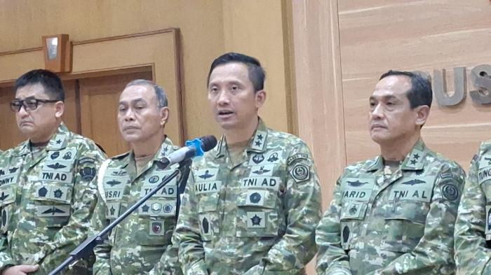 PENYIRAMAN AIR KERAS  - Kepala Pusat Penerangan (Kapuspen) TNI, Mayjen Aulia Dwi Nasrullah, saat menggelar konferensi pers di Markas Besar (Mabes) TNI, Cilangkap, Jakarta Timur, Rabu (25/3/2026).