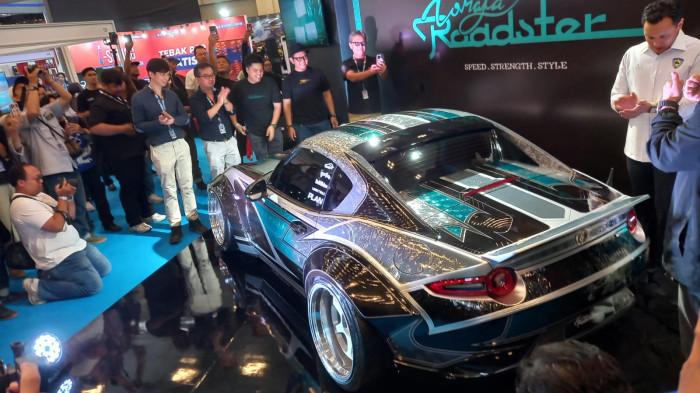 MAHAKARYA CUSTOM - Modifikasi Mazda Miata MX-5 Toraja Roadster membetot perhatian pengunjung di ajang pameran modifikasi otomotif terbesar di Indonesia, Indonesia Modification & Lifestyle Expo (IMX) 2025 di Hall9-10 ICE BSD City, Tangerang Jumat, 10 Oktober 2025. Modifikasi ini merupakan karya kolaborasi Plan Paint Indonesia bersama Freeflow Kustom dan NA AutoProject.