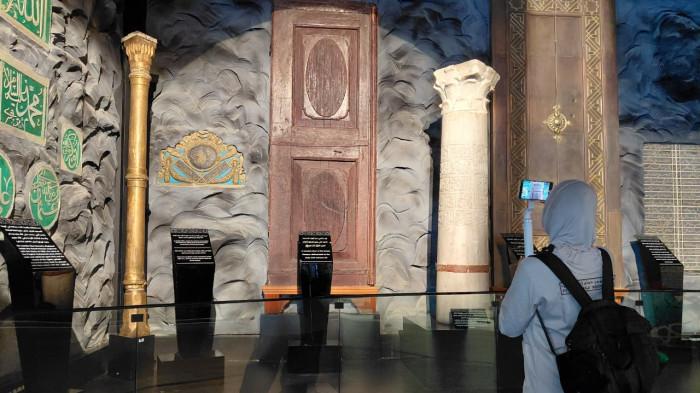 KOLEKSI MUSEUM HARAMAIN - Sejumlah petugas haji yang tergabung dalam Media Center Haji (MCH) melihat sejumlah koleksi di Museum Haramain, Senin (27/4/2026). Museum Haramain menawarkan pengalaman bagi pengunjung yang ingin mengenal lebih dekat perjalanan sejarah, perkembangan arsitektur, hingga berbagai artefak berharga yang pernah menjadi bagian dari Masjidil Haram dan Masjid Nabawi.