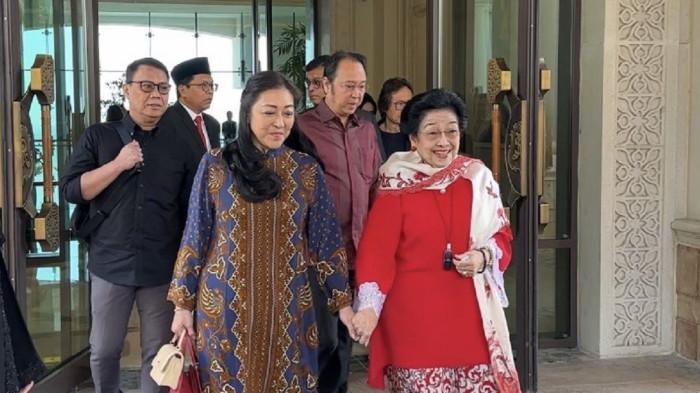 MEGAWATI BERTEMU PUTRA MAHKOTA - Presiden ke-5 RI yang juga Ketua Umum PDI Perjuangan (PDIP) Megawati Soekarnoputri saat bergandengan dengan Nancy Prananda, menuju agenda bertemu Putra Mahkota Abu Dhabi, Sheikh Khaled Bin Mohamed Bin Zayed Al Nahyan di Istana Qasr Al Watan, Kompleks Istana Kepresidenan Uni Emirat Arab (UEA), Jalan Al Ras Al Akhdar, pada Rabu (4/2/2026) siang waktu setempat