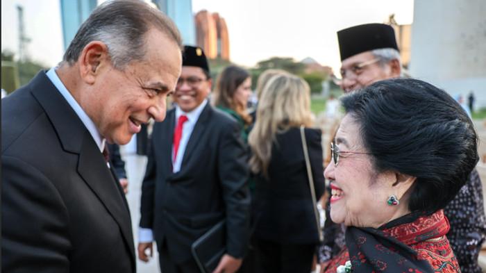 ZAYED AWARD - Presiden ke-5 RI yang juga Ketua Umum PDI Perjuangan (PDIP) Megawati Soekarnoputri mengucapkan selamat kepada Ketua Dewan Direksi Taawon, Nabil Hani Qaddumi, pemenang Zayed Award 2026, usai acara seremoni di Abu Dhabi, Uni Emirat Arab (UEA), Rabu (4/2/2026) petang waktu setempat.
