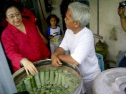 Megawati Sambangi Kampung Lontong