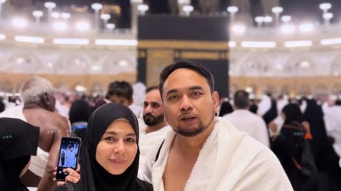 TERTAHAN DI MAKKAH -  Pasangan artis Meisya Siregar dan Bebi Romeo harus tertahan di kota Makkah Arab Saudi usai ibadah umrah. Ia belum bisa pulang ke Indonesia usai perang Iran Vs Amerika.