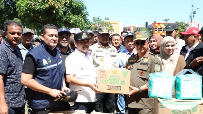 PENINJAUAN BANTUAN BANJIR - Menteri Dalam Negeri (Mendagri) Muhammad Tito Karnavian bersama jajaran Kemendagri dan pemerintah daerah meninjau kondisi banjir di Lhokseumawe, Aceh, Minggu (30/11/2025), sekaligus memastikan bagaimana distribusi logistik, ketersediaan BBM, dan penanganan darurat dilakukan untuk memenuhi kebutuhan warga terdampak.
