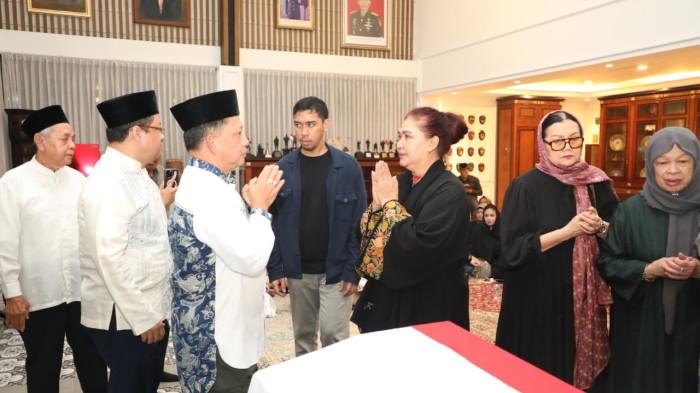 RYAMIZARD RYACUDU WAFAT - Menteri Dalam Negeri (Mendagri) Muhammad Tito Karnavian menyampaikan duka cita mendalam atas wafatnya mantan Menteri Pertahanan (Menhan) Ryamizard Ryacudu. Tito bertakziah ke kediaman almarhum di Kompleks Puri Wira Bhakti, Cikeas, Bogor, Jawa Barat, Minggu (31/5/2026), untuk menyampaikan belasungkawa kepada istri almarhum, Nora Tristyana, dan keluarga yang ditinggalkan.