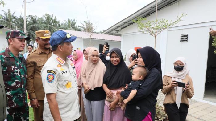 PENINJAUAN HUNTARA - Menteri Dalam Negeri (Mendagri), Muhammad Tito Karnavian meninjau hunian sementara (huntara) yang berlokasi di belakang Kantor Dewan Perwakilan Rakyat Kabupaten (DPRK) Aceh Tamiang, Aceh, Selasa (3/2/2026).