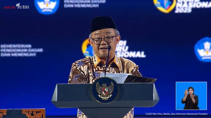 HARI GURU - Mendikdasmen Abdul Mu’ti menyampaikan sambutan di podium dalam Puncak Hari Guru Nasional 2025 di Indonesia Arena, Jakarta, Jumat (28/11/2025). Dalam momen ini, ia mengajak ribuan guru mendoakan Presiden Prabowo Subainto sebagai bentuk harapan dunia pendidikan terhadap kepemimpinan nasional.