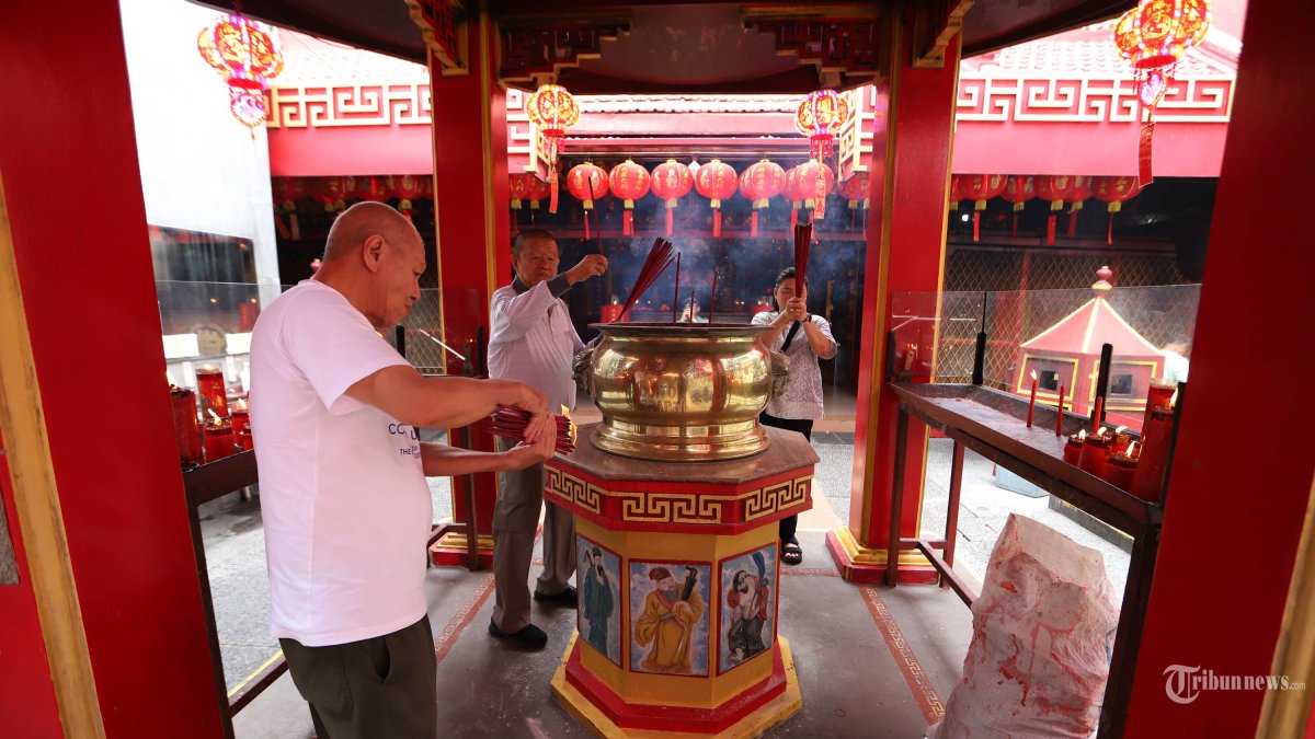 KAWASAN PECINAN - Umat sembahyang di Wihara Dharma Jaya Toasebio di kawasan Glodok Jakarta Barat, Rabu (11/2/2026). Wihara Dharma Jaya Toasebio menjadi salah satu yang tertua di Jakarta. TRIBUNNEWS/HERUDIN