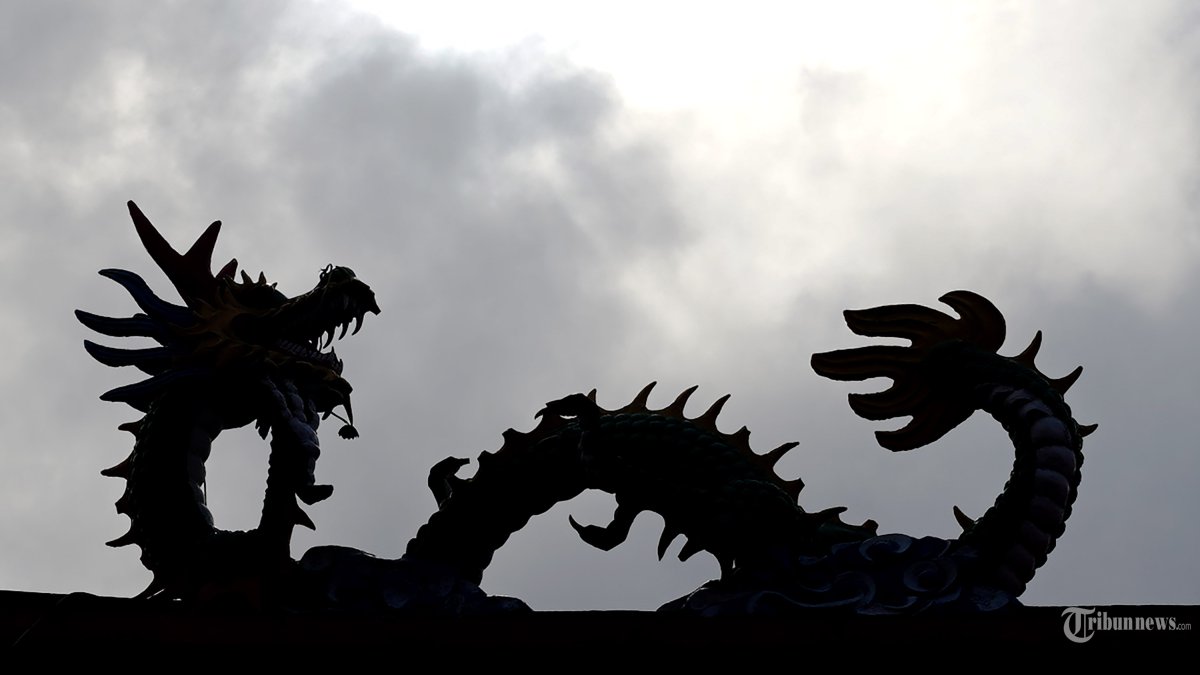 KAWASAN PECINAN - Ornamen naga berada di atas Wihara Dharma Sakti di kawasan Glodok Jakarta Barat, Senin (16/2/2026). TRIBUNNEWS/HERUDIN