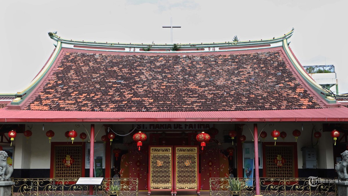 KAWASAN PECINAN - Suasana depan Gereja Katolik Santa Maria de Fatima di kawasan Glodok Jakarta Barat, Senin (16/2/2026). Gereja katolik ini dibangun di awal abad ke 19 dan menjadi bangunan cagar budaya. TRIBUNNEWS/HERUDIN