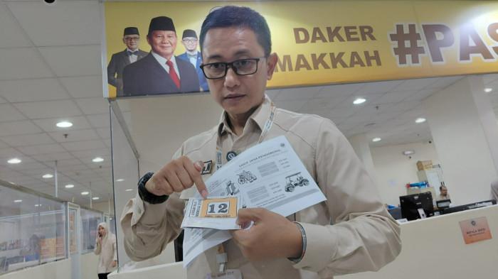KARTU KENDALI - Kasi PKPPJH serta Lansia-Disabilitas PPIH Arab Saudi Daker Makkah, Mayor CKM dr. Ridwan Siswanto menunjukkan kartu kendali, Sabtu (2/5/2026). Kartu ini diberikan kepada jemaah haji yang membutuhkan jasa pendorong kursi roda resmi di Masjidil Haram.