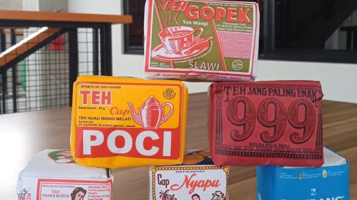 Mengoplos teh telah menjadi keterampilan tak tertulis bagi para pemilik wedangan.