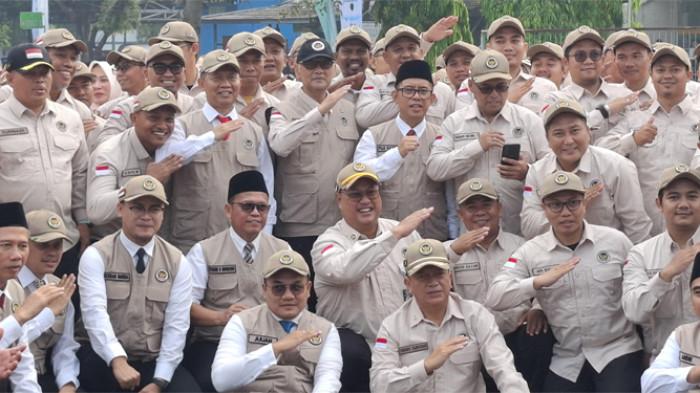 PETUGAS HAJI - Menteri Haji dan Umrah RI Irfan Yusuf atau Gus Irfan saat melepas Petugas Penyelenggara Ibadah Haji (PPIH) Arab Saudi Daerah Kerja (Daker) Makkah di Asrama Haji Pondok Gede, Jakarta, Kamis (23/4/2026). Gus Irfan meminta Petugas Penyelenggara Ibadah Haji (PPIH) Arab Saudi Daerah Kerja (Daker) Makkah untuk bersiap menghadapi berbagai kemungkinan terburuk akibat kondisi geopolitik di kawasan Timur Tengah.