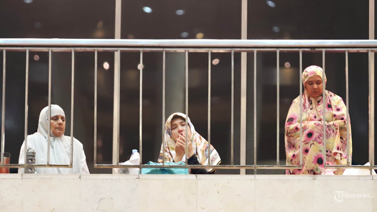 PERBANYAK IBADAH - Jamaah berdoa dan salat saat malam Itikaf di Masjid Istiqlal, Jakarta, Selasa (10/3/2026). Pada 10 hari terakhir bulan suci Ramadan, umat muslim melakukan itikaf atau menetap di dalam masjid untuk menjemput malam lailatulqadar dengan memperbanyak ibadah dan membaca Al Quran. TRIBUNNEWS/HERUDIN 